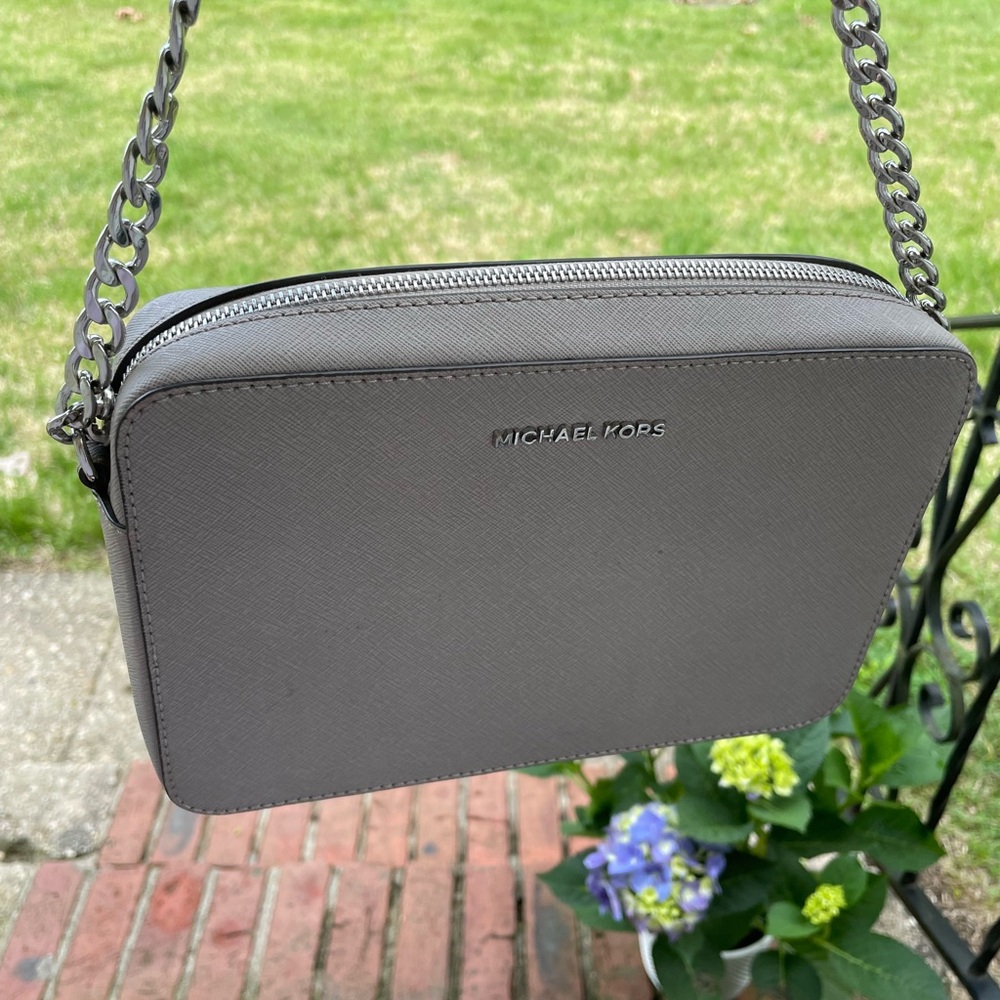 MICHAEL KORS JET SET GRAY CROSSBODY BAG IN SAFFIANO LEATHER COMES W/ MK DUST BAG